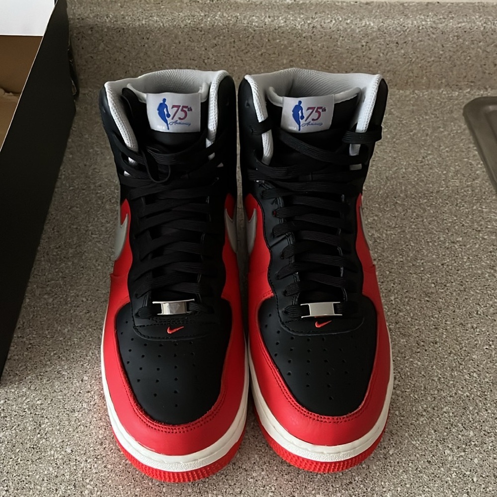 Sellling a pair of Nike shoes brand new